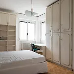 Light & Cozy Flat Near Navigli, Iulm, Bocconi